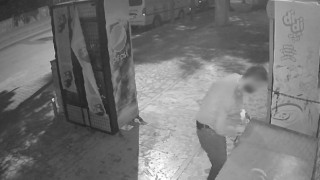Büfeye dadanan dondurma hırsızı kameralara yakalandı