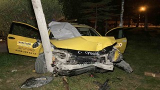 Burdurda polisin dur ihtarına uymayan ehliyetsiz ve alkollü taksi sürücüsü çay bahçesine daldı