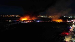 Bursada 10 fabrikaya sıçrayan yangın gece havadan görüntülendi