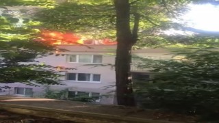 Bursada 4 katlı apartmanın çatısı alev alev yandı