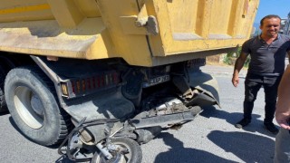 Bursada motosiklet sürücüsü kamyonun altına girdi