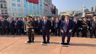Büyük Zaferin 101nci yıl dönümünde Cumhuriyet Anıtına çelenk bırakıldı
