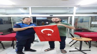 Büyükşehir Zabıta ekiplerinden vatandaşlara Türk Bayrağı