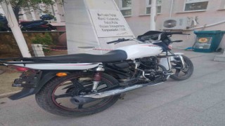 Çalıntı motosiklette sentetik ecza ile yakalandılar