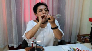Unutulmaya yüz tutan cam sanatına nefes oluyor