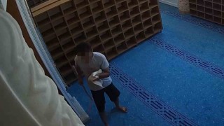 Camiye giren akıllı hırsızın ilginç anları kamerada: Açamadığı kapıdaki parmak izlerini temizledi