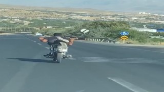 Canını hiçe saydı, motosikleti yatarak sürdü: O anlar kamerada
