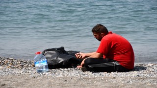 Çaresiz kardeş, denizde boğulan ağabeyinin yanından ayrılamadı