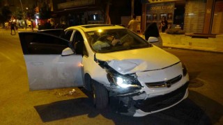 Çarpışan otomobiller hurdaya döndü