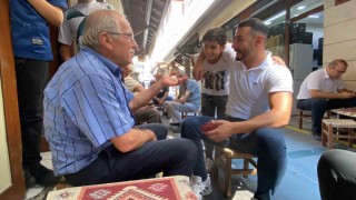 Çay tepsisini havada çevirmek isteyen çaycı çırağının sakarlık anları kamerada