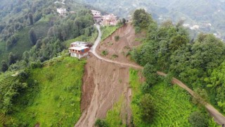 Çayelinde 11 evin boşaltılmasına neden olan heyelan havadan görüntülendi