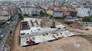 Cazibe merkezi olacak kent meydanında cami inşaatı yükseliyor