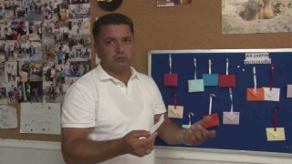 Çekmeköyde muhtar, zarflar ile 600 ihtiyaç sahibine mutluluk taşıdı