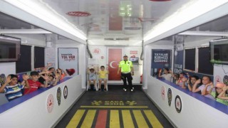 Çocuklar mobil eğitim tırıyla trafik kurallarını öğrendi