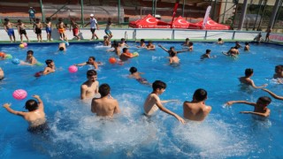 Çocuklar portatif yüzme havuzunda keyifli anlar yaşayacak