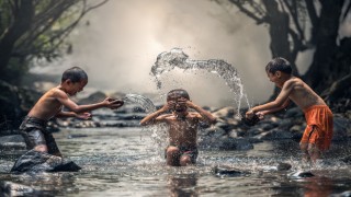 Çocukları sıcaktan korumak için yarım saatte bir su tüketilmeli