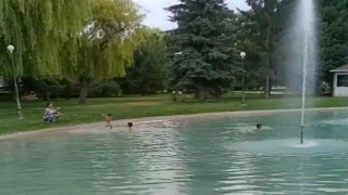 Çocukların süs havuzundaki tehlikeli oyunu