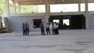 Çukurca Belediyesi düğün salonunda çalışmalar devam ediyor