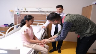 CZN Burak depremzede çocukları hastanede ziyaret etti