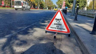 Denetimde ehliyetsiz ve kasksız yakalanınca gazetecilere tepki gösterdi: “Önemli bir şey var mı, terörist yok ha”