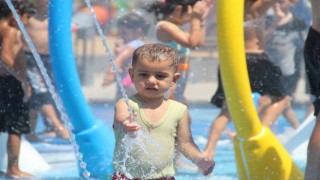 Denize gidemeyen çocuklar mahalleye kurulan su parkında eğleniyor