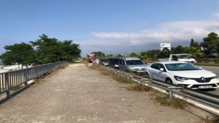 Denize girenlerin yol kenarına park ettiği araçlarına kesilen cezalar tepki çekti
