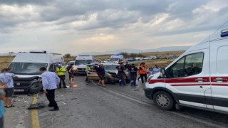 Denizlide karavan ile hafif ticari araç çarpıştı: 2si ağır 9 kişi yaralandı