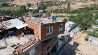 Depremde ara katı yıkılan ve ekseni kayan bina korkutuyor