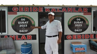 Depremde kaybettiği eşi, kızı ve mahallelileri anısına bu konteyneri açtı