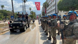 Depremden sonra sık sık deniz suyunun bastığı İskenderunda bayram ilginç görüntülere sahne oldu