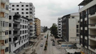 Depremin merkezine komşu şehir Osmaniyede o caddeyi insan seslerinin yerini iş makinesi sesleri aldı