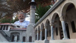Depremin yerle bir ettiği enkaz kentin tarihi eserlerinden geriye maketleri kaldı