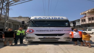 Depremzede vatandaşlara şişelenmiş içme suyu ve un desteği