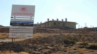 Depremzedeler için yapılan köy evlerinin inşası devam ediyor