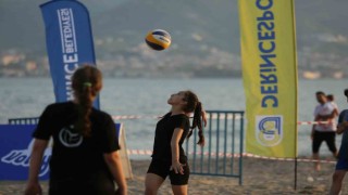 Derincede plaj voleybolu turnuvası kıyasıya mücadele ile başladı