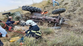 Devrilen traktörün altında kalan sürücüyü itfaiye ekipleri kurtardı