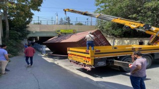 ‘Dikkat Düşük Köprü tabelasını görmeyen tır sürücüsü alt geçide çarptı