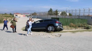 Direksiyon hakimiyetini kaybetti, aracıyla su kanalına düştü