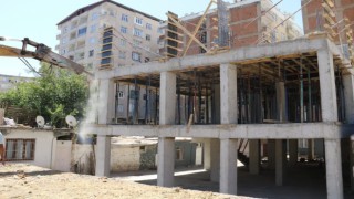 Diyarbakırda 3 katlı kaçak yapı belediye ekiplerince yıkıldı