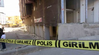 Diyarbakırda ağır hasarlı binada insan olduğu ihbarı üzerine yıkım durduruldu