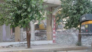 Diyarbakırda bina yıkım sırasında çöktü: Parktakiler neye uğradığına şaşırdı