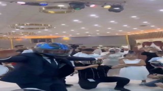 Diyarbakırda motorcu damat düğününde kaskla doyasıya eğlendi