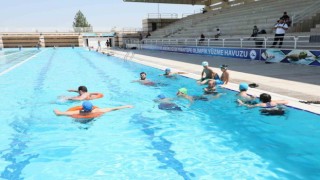 Diyarbakırda otizmli bireyler için yüzme dersi başladı