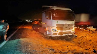 Diyarbakırda taş yüklü tır refüje devrildi