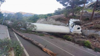 Doğalgaz yüklü tanker uçuruma yuvarlandı, sızıntı ihtimaline karşı önlem alındı