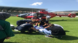 Doğumda fenalaşan annenin yardımına ambulans helikopter yetişti