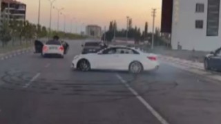 Düğün konvoyundaki trafik magandası kameraya yansıdı
