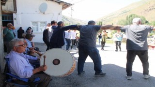 Düğünde hem halay çektiler hem de at binip cirit oynadılar