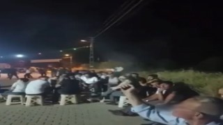 Düğündeki kalabalığa aldırmadan havaya ateş eden magandalar kameraya yansıdı