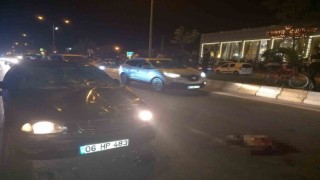 Düğünden çıkıp yolun karşısına geçmek isteyen çifte otomobil çarptı: 1 ölü, 1 yaralı